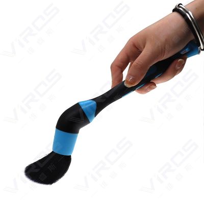 Microfibra de automóvel detalhando escova de estofamento de automóveis para limpeza interna
